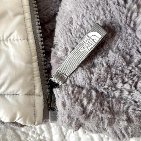 Girls North face reversible mossbud jacket. Size small (7/8). - Picture 6 of 8